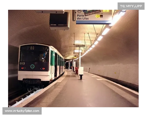 巴黎地铁上演世锦赛狂欢:国家球衣搭乘地铁一展风采 巴黎地铁上演世锦赛狂欢:国家球衣搭乘地铁一展风采