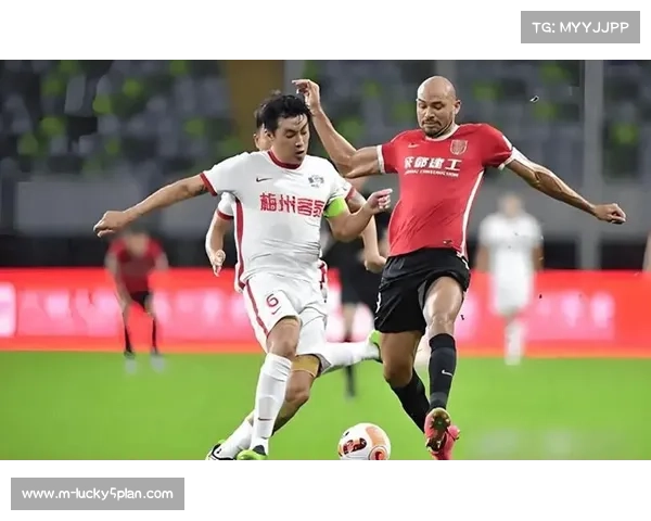 梅州客家球迷远征工体,降级夜不离不弃感人瞬间 梅州客家球迷远征工体,降级夜不离不弃感人瞬间